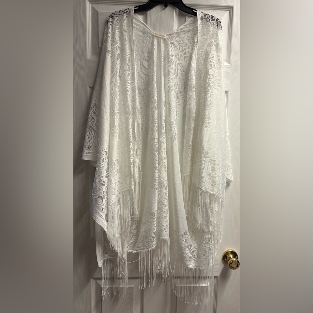 Do Everything In Love / White Lace Fringe Kimono / one size / un-used / no tags